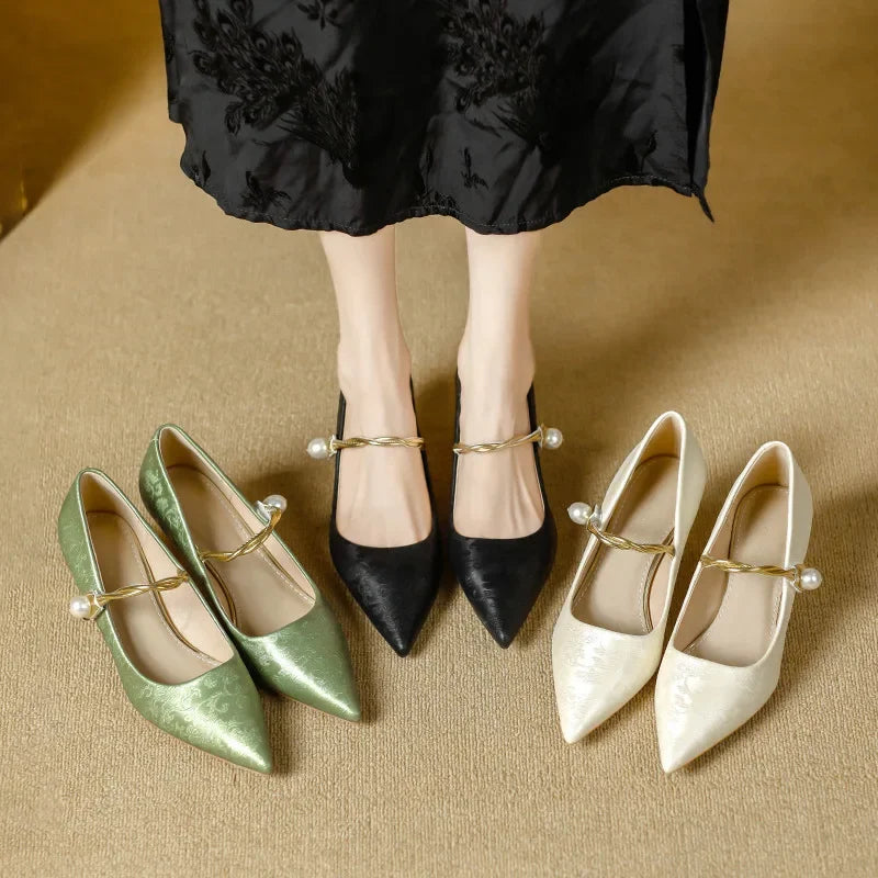 Chiara | Scarpe con Tacco Basso, Punta Affusolata e Dettaglio di Perle