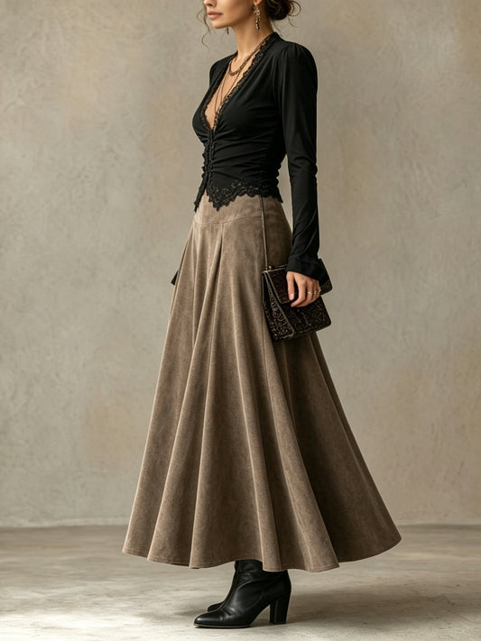 Amelia | Completo Top con Bordo in Pizzo Nero e Gonna Lunga Svasata in Finta Pelle Scamosciata