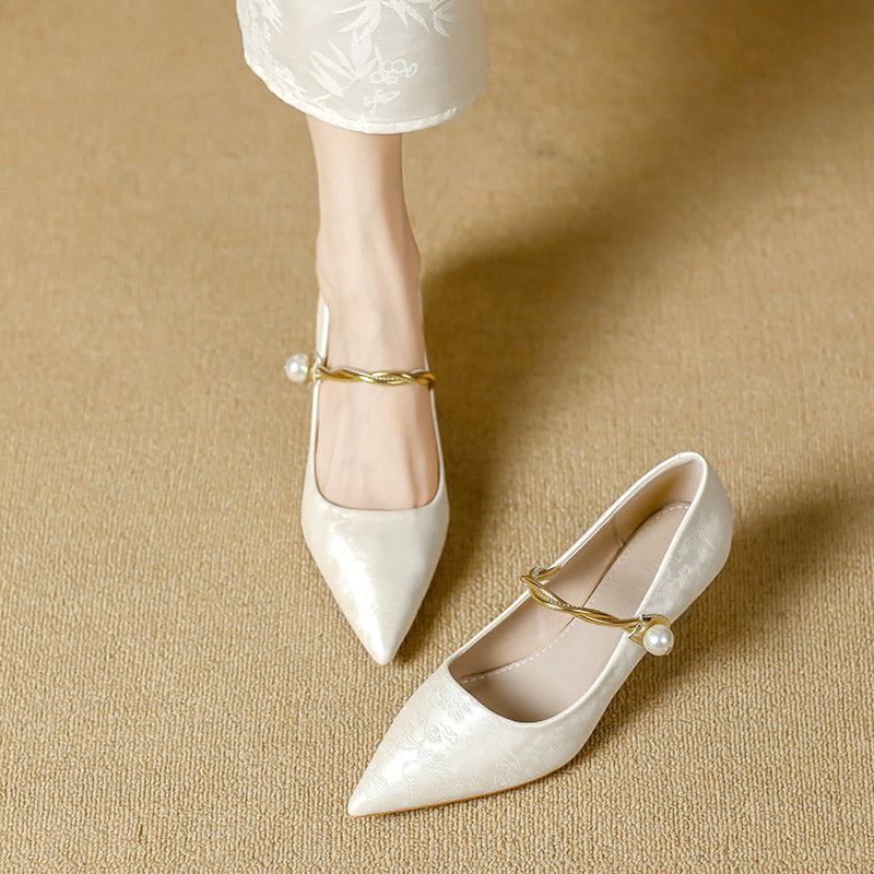 Chiara | Scarpe con Tacco Basso, Punta Affusolata e Dettaglio di Perle