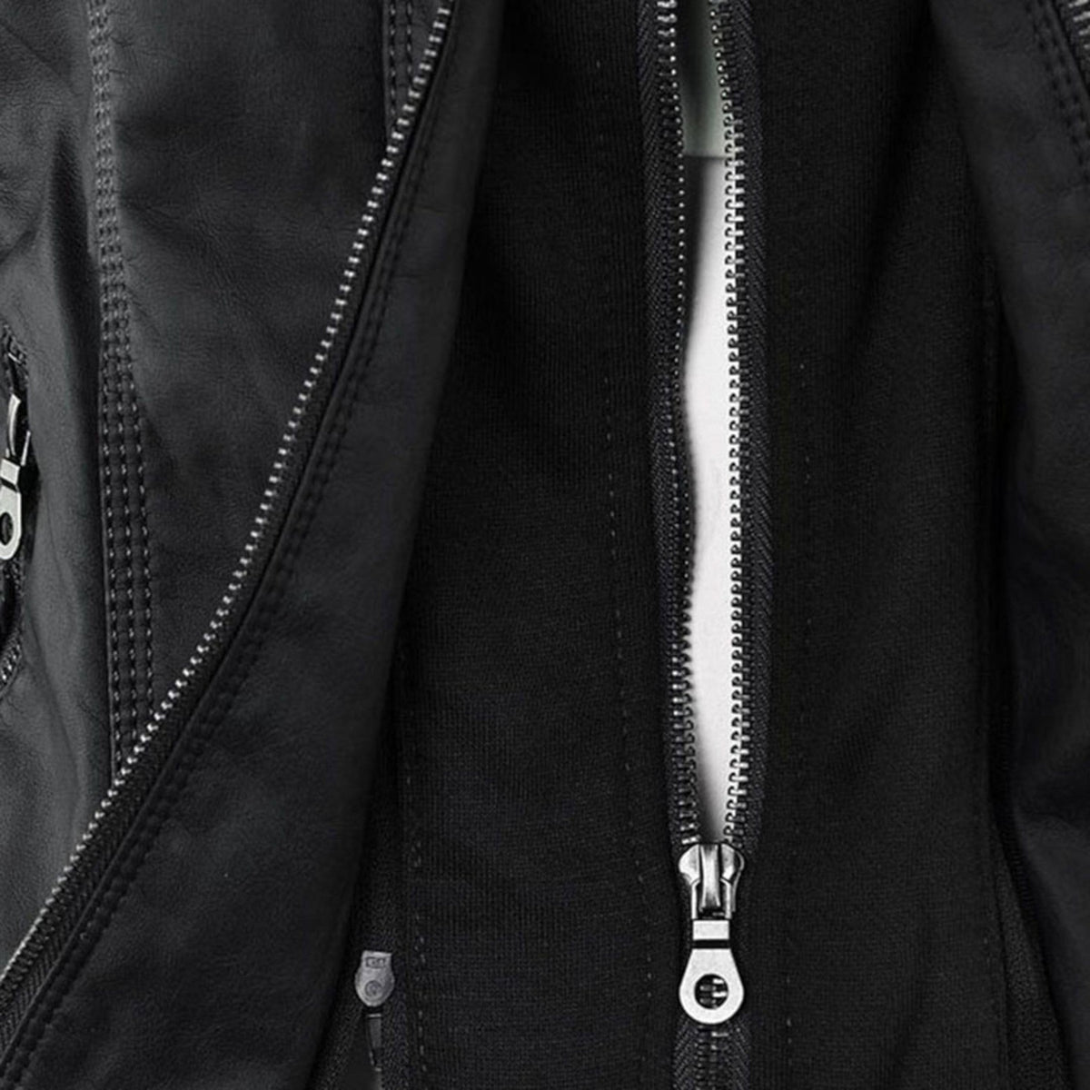 Laurina – Giacca Biker Aderente con Cappuccio