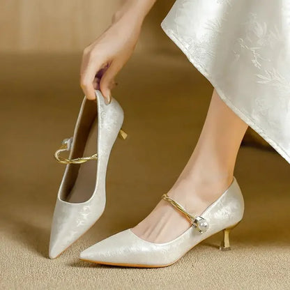 Chiara | Scarpe con Tacco Basso, Punta Affusolata e Dettaglio di Perle