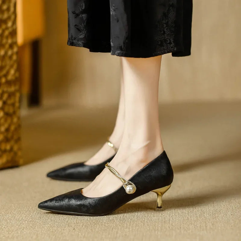 Chiara | Scarpe con Tacco Basso, Punta Affusolata e Dettaglio di Perle