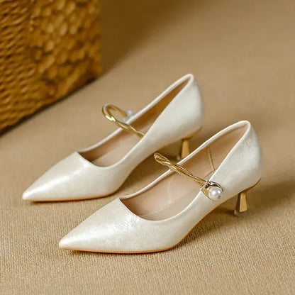 Chiara | Scarpe con Tacco Basso, Punta Affusolata e Dettaglio di Perle
