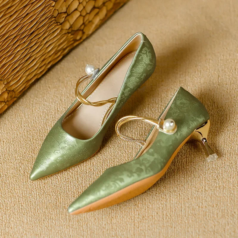 Chiara | Scarpe con Tacco Basso, Punta Affusolata e Dettaglio di Perle