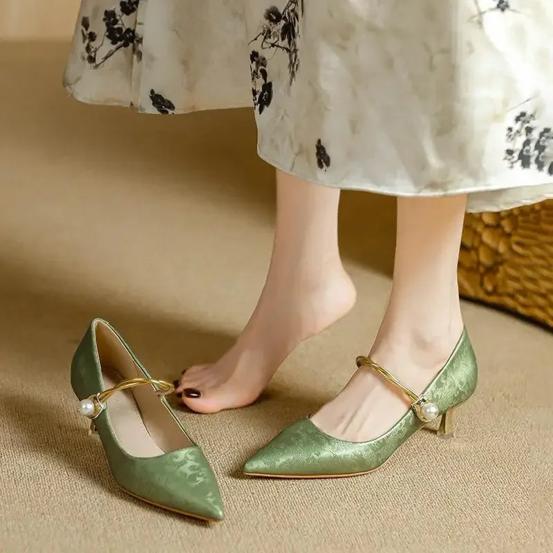 Chiara | Scarpe con Tacco Basso, Punta Affusolata e Dettaglio di Perle