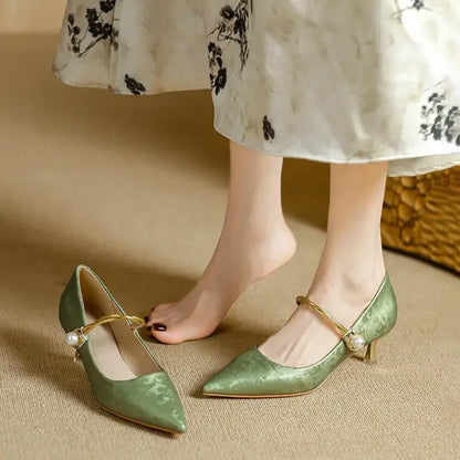 Chiara | Scarpe con Tacco Basso, Punta Affusolata e Dettaglio di Perle