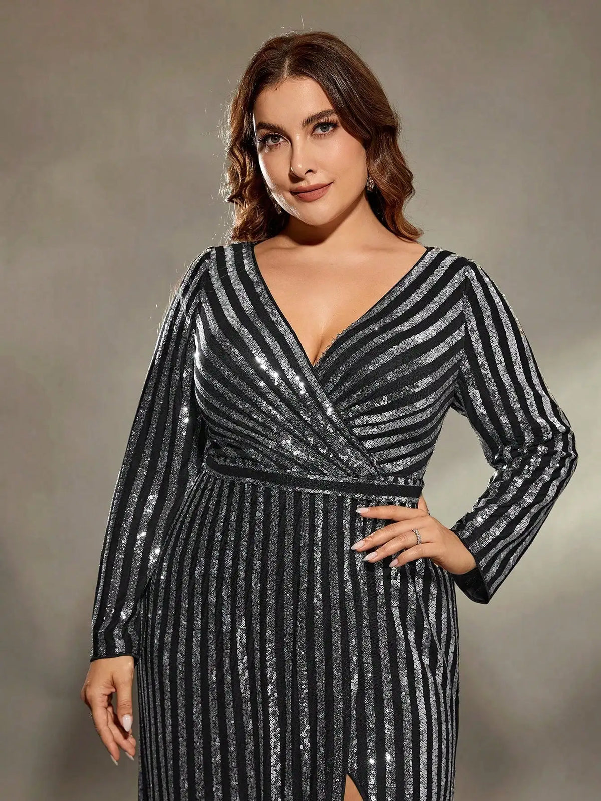Rita | Abito Lungo con Paillettes a Righe, Scollo a V Incrociato e Spacco