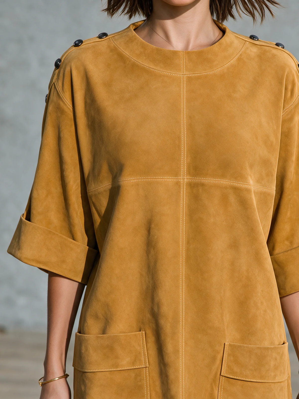 Ginevra | Mini Abito Effetto Suede Giallo Zenzero con Bottoni sulle Spalle